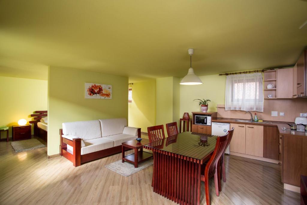 Aparthotel Pilvax Brasov Ruang foto